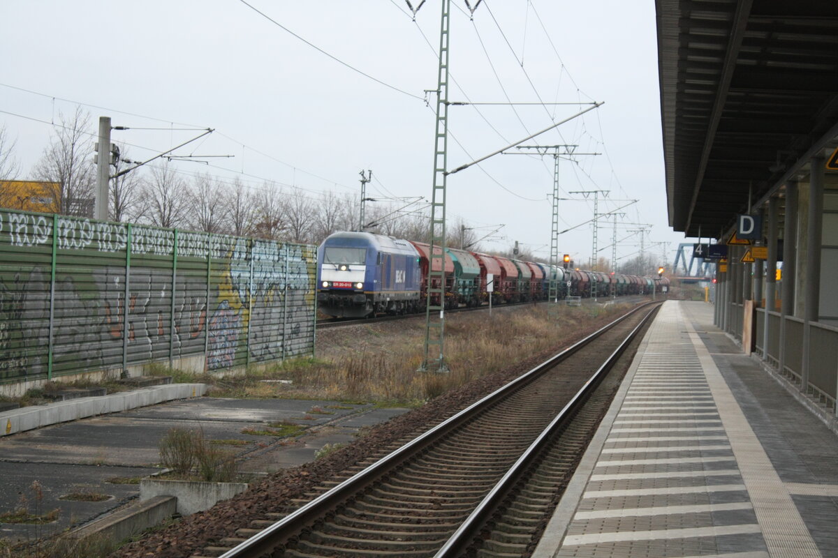 ER 20-015 von BEACON Rail mit einem G�terzug bei der Durchfahrt im Bahnhof Leipzig-Messe am 25.11.21
