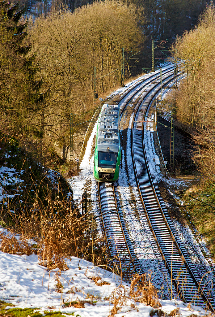 
Er ist noch im Outfit der vectus.... 
Der VT 254 (95 80 0648 154-2 D-HEB / 95 80 0648 654-1 D-HEB) ein Alstom Coradia LINT 41 der HLB (Hessische Landesbahn), ex Vectus VT 254, fährt am 07.02.2015 als RB 95  Sieg-Dill-Bahn  (Au/Sieg - Siegen - Dillenburg), hier überquert er bei Scheuerfeld die Sieg, bevor es durch den 32 m langen Mühlburg-Tunnel geht. Nächter Halt ist  Scheuerfeld/Sieg.