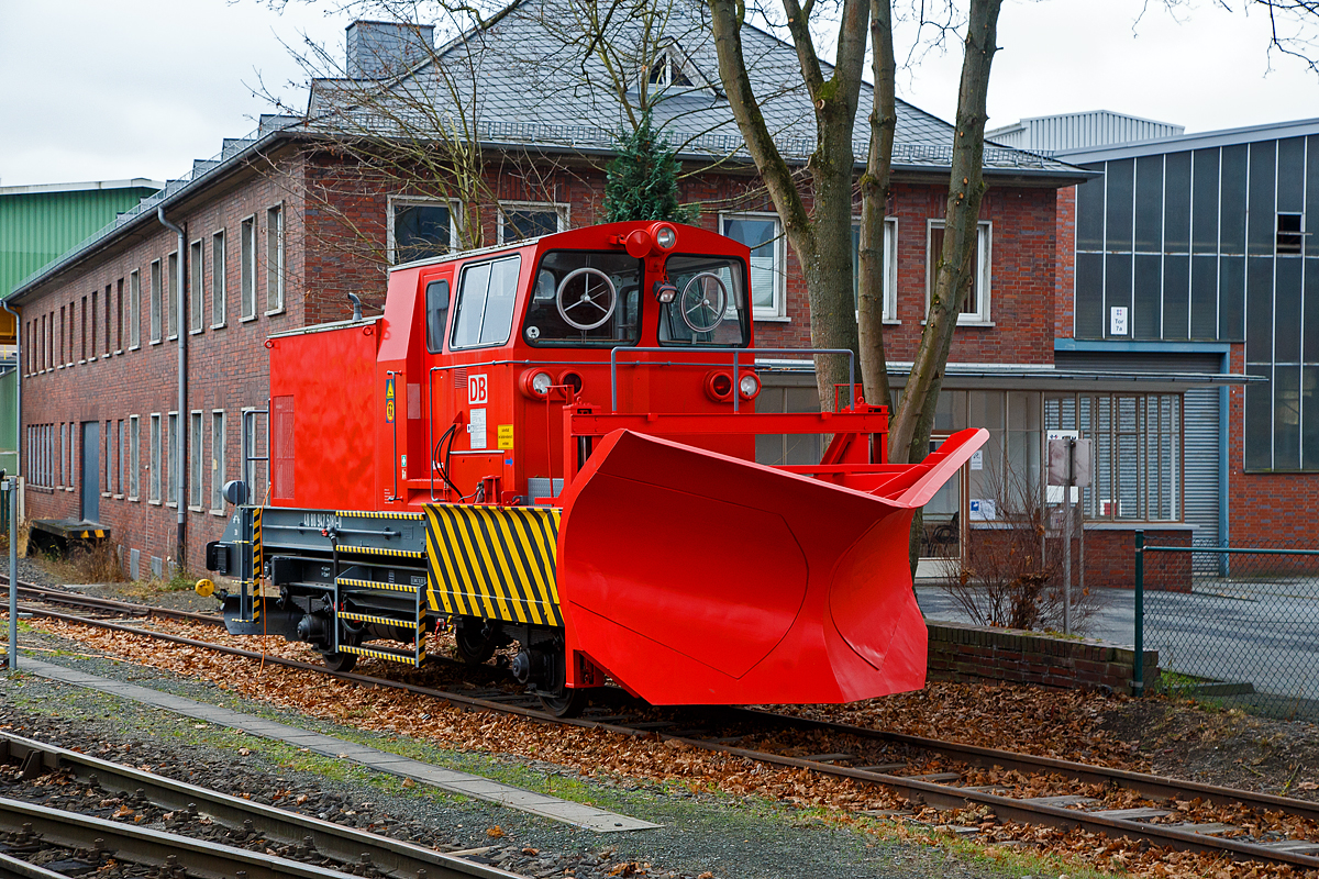 Er warte auf seinen Einsatz.....
Der Schneepflug BA 851 (Fabr. Beilhack Typ PB600) der DB Netz AG, Schweres Nebenfahrzeug 40 80 947 5 181-0, hier am 19.12.2021 abgestellt in Siegen-Eintracht.

Nach den Stationierungen in Kreuztal und in Weidenau ist der Siegener Schneepflug nun dauerhaft im Bahnhof Eintracht der Kreisbahn Siegen-Wittgenstein (KSW) geparkt. Auch wird das Fahrzeug mit den Diesellokomotiven der KSW eingesetzt , denn die Schneepflge haben keinen eigenen Antrieb und mssen daher immer von einer Lok geschoben werden.

Der bisher in Gelb lackierte Siegener Schneepflug wurde 1973 bei der Maschinenfabrik Beilhack in Rosenheim gefertigt. Das zweiachsige Gert verfgt ber einen sogenannten Innenpflug in Form eines festen Dreieckpfluges mit beidseitigem Auswurf. Von diesem Typ (Bauart 851) sowie einer Schwesterbauart sind insgesamt 13 Exemplare im Einsatz. Mit diesen Fahrzeugen knnen Rumfahrten mit einer maximalen Geschwindigkeit von 50 km/h durchgefhrt werden.

TECHNISCHE DATEN:
Art: Schneepflug BA 851.1
Spurweite 1.435 mm
Lnge ber Puffer: 12.000 mm
Anzahl der Achsen: 2
Achsabstand: 5.000 mm
Eigengewicht: 28.000 kg
Hchstgeschwindigkeit (Hg): 80 km/h (urspr. 90 km/h)
Zur Mitfahrt zugel. Personenzahl: 5
Bremse: KE-GP