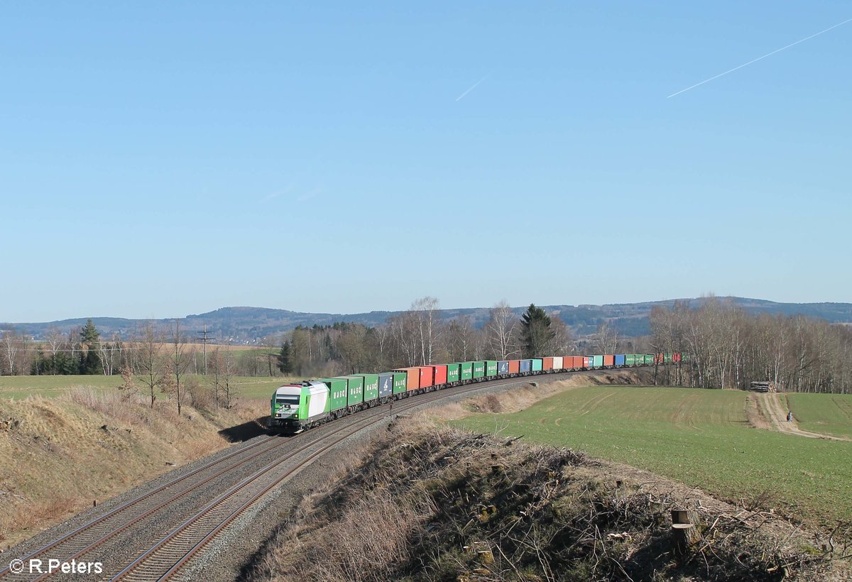 ER20-01 alias 223 102-5 ex OHE zieht bei Unterthölau den Wiesau - Hamburg Containerzug gen Norden. 28.03.17