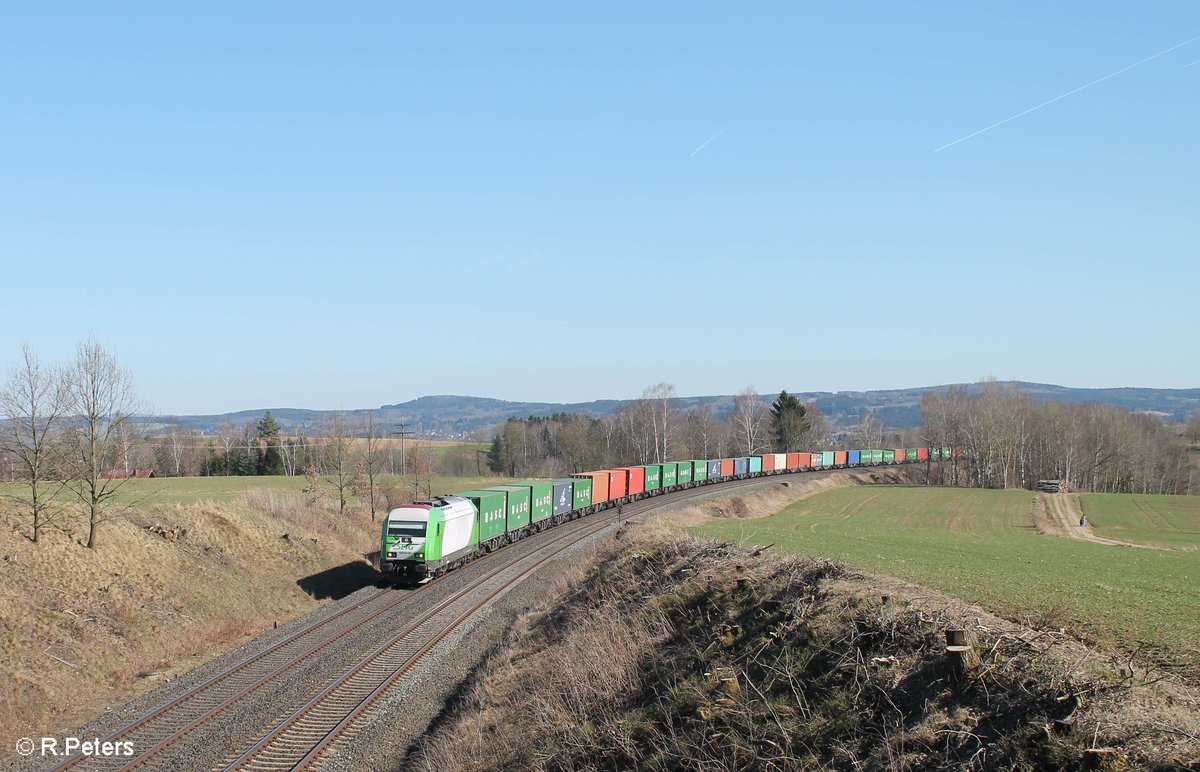 ER20-01 alias 223 102-5 ex OHE zieht bei Unterthölau den Wiesau - Hamburg Containerzug gen Norden. 28.03.17