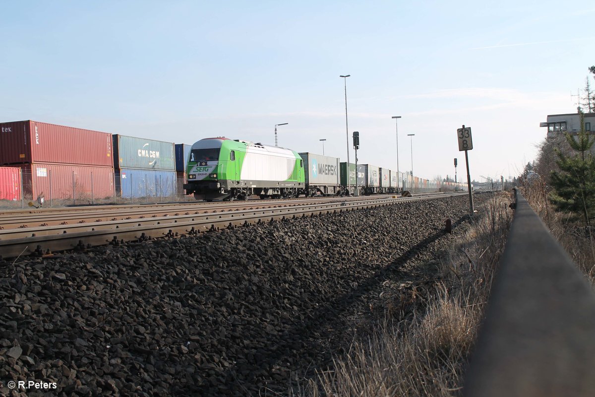 ER20-01 alias 223 102-5 steht in Wiesau mit dem Wiesau Containerzug nach Hamburg bereit. 14.03.17