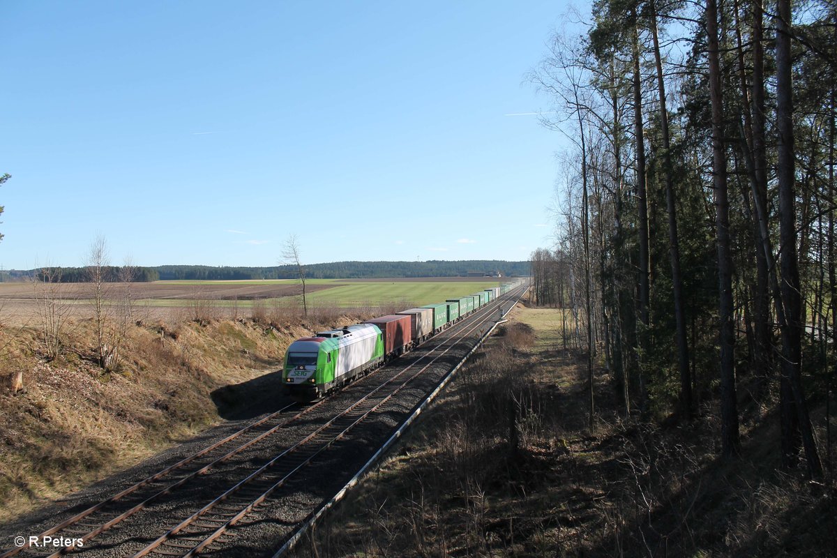 ER20-01 alias 223 102-5 zieht bei Habnith kurz vor Marktleuthen den Wiesau - Hamburg Containerzug . 27.03.17