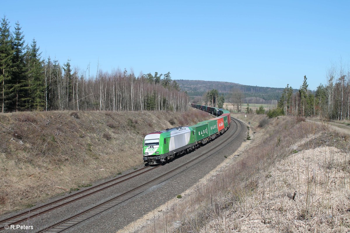 ER20-01 alias 223 102-5 zieht bei Schönfeld kurz vor Wiesau den Hamburg - Wiesau Containerzug. 28.03.17