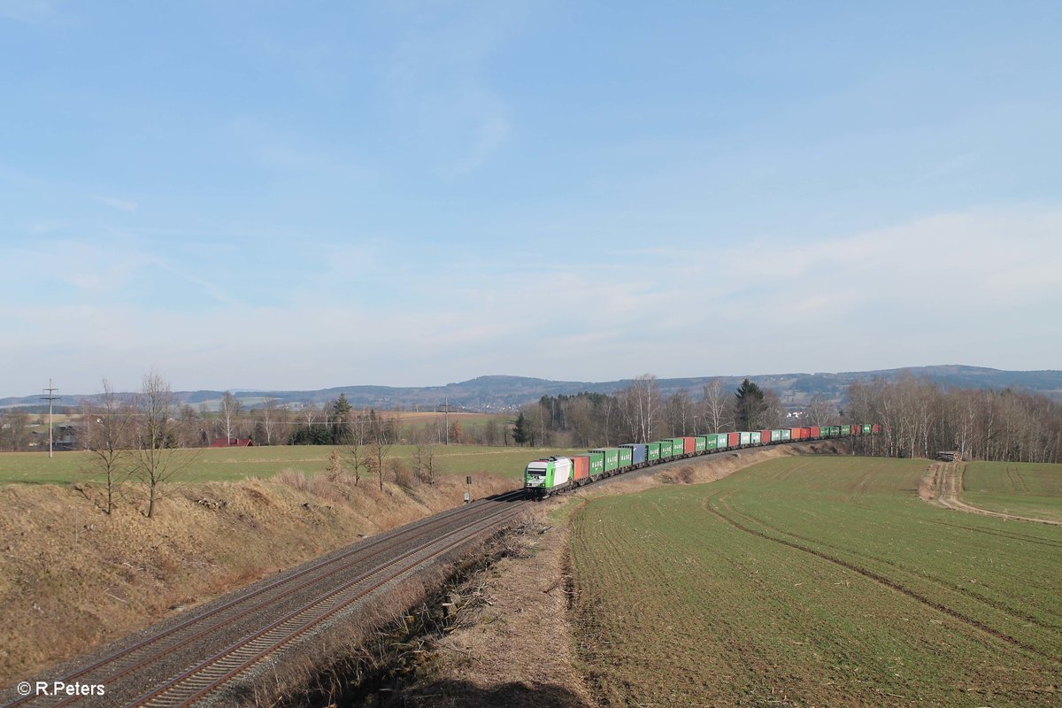 ER20-01 alias 223 102 zieht bei Unterthölau den Wiesau - Hamburg Containerzug. 25.03.17