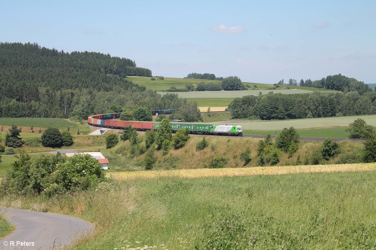 ER20-01 alias 223 102 zieht bei Lengenfeld den Hamburg - Wiesau Containerzug. 29.06.17