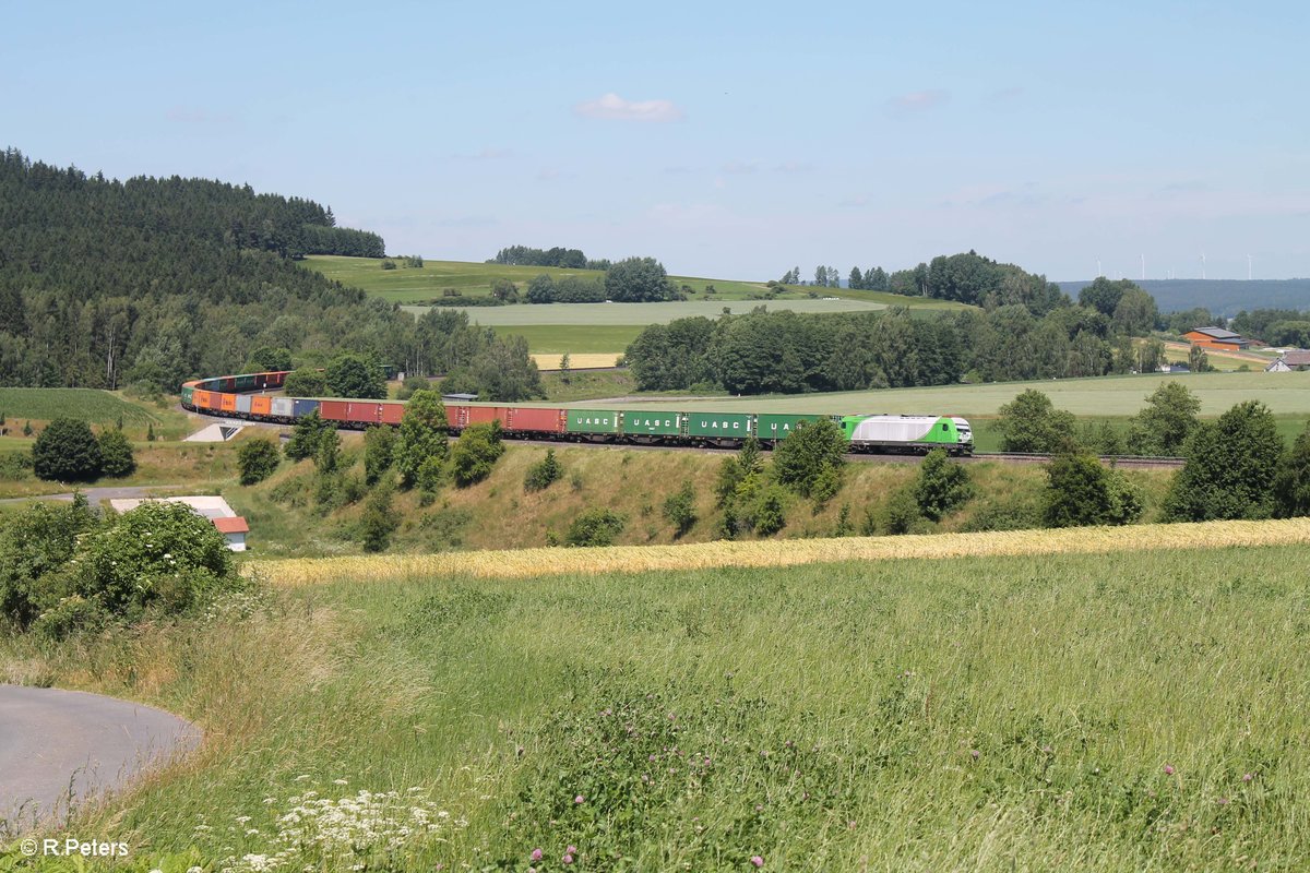 ER20-01 alias 223 102 zieht bei Lengenfeld den Hamburg - Wiesau Containerzug. 29.06.17