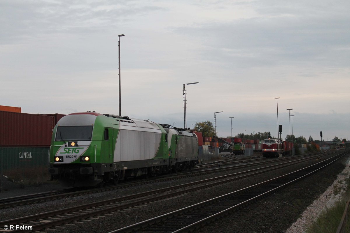 ER20-01 drückt 193 831  Christian Doppler  auf das Gelände vom Ziegler in Wiesau/Oberpfalz. 04.10.17