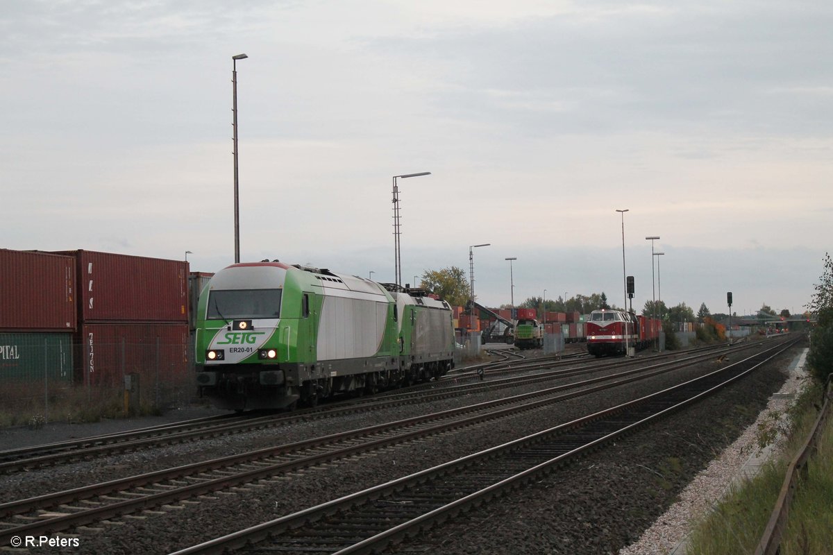 ER20-01 drückt 193 831  Christian Doppler  auf das Gelände vom Ziegler in Wiesau/Oberpfalz. 04.10.17