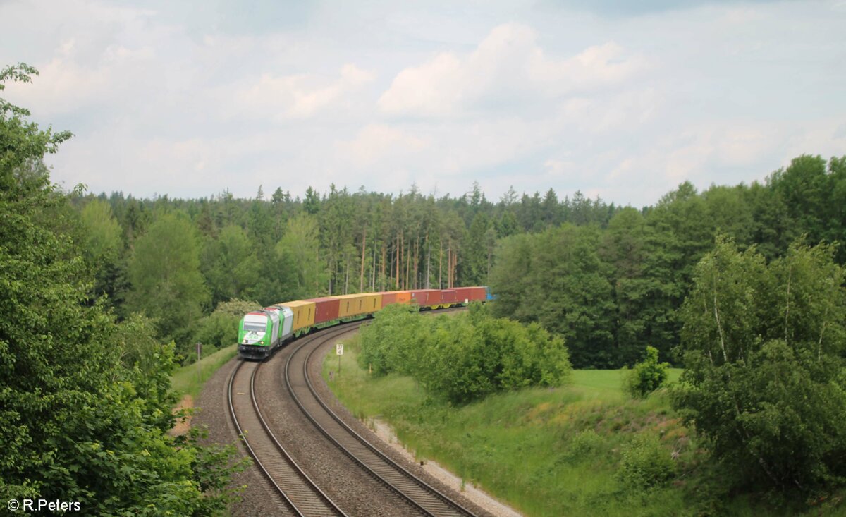 ER20-01 und Er20-02 ziehen gemeinsam den Hamburg - Wiesau Containerzug bei Oberteich. 12.06.21