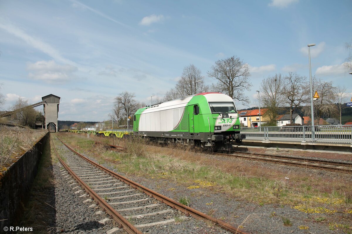 ER20-01 fährt langsam an mit 11 leeren Containertragwagen in Pechbrunn in Richtung Wiesau. 08.05.21