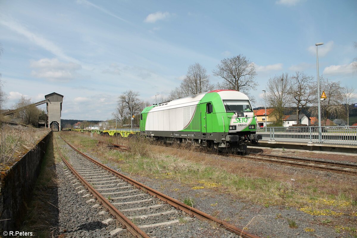 ER20-01 fährt langsam an mit 11 leeren Containertragwagen in Pechbrunn in Richtung Wiesau. 08.05.21