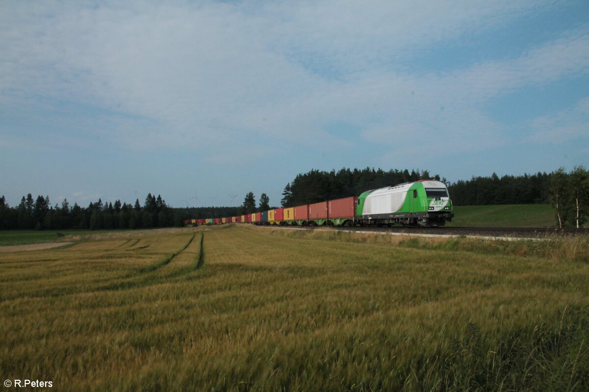 ER20-01 mit dem verspäteten Wiesauer Kistenzug bei Marktleuthen. 19.07.21