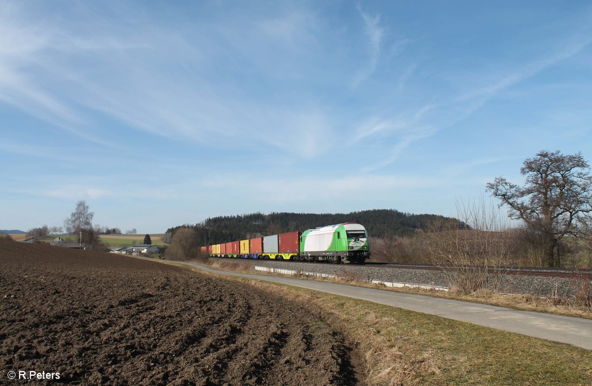 ER20-01 mit dem Wiesau Containerzug Hamburg - Wiesau bei Lengenfeld. 20.02.21