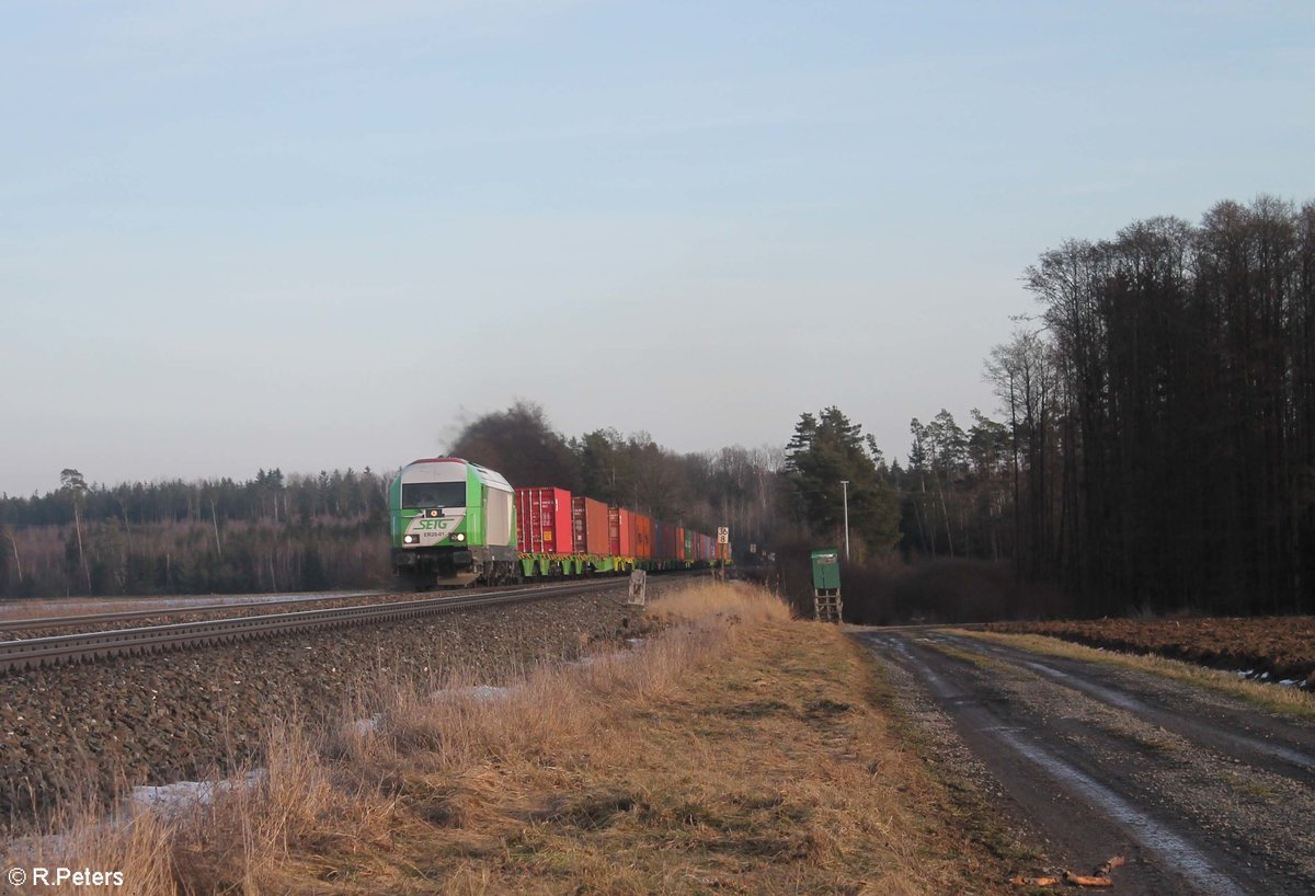 ER20-01 mit dem Wiesau Containerzug Wiesau - Hamburg im Abendlicht bei Oberteich. 20.02.21