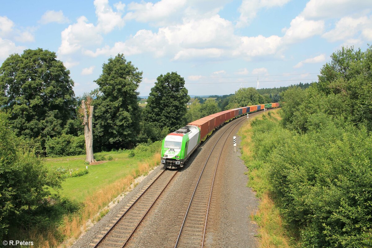 ER20-01 mit dem Wiesau Containerzug in Röslau in Richtung Wiesau. 23.07.21