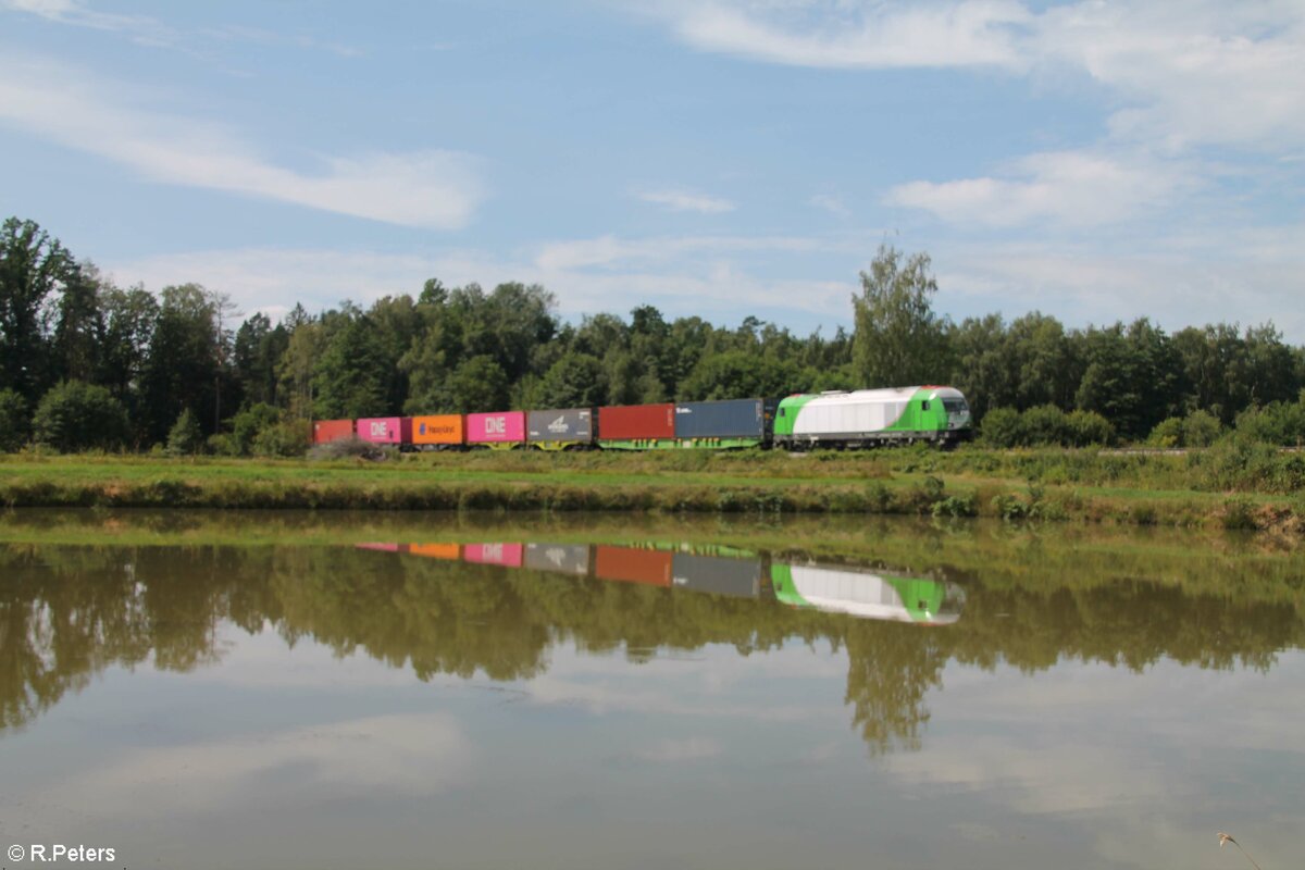 ER20-01 mit dem Wiesau Containerzug aus Regensburg kurz vor Wiesau. 12.08.21