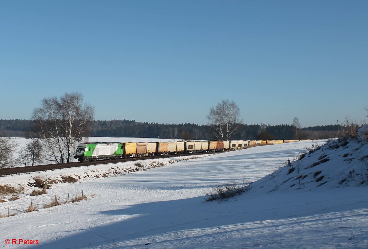 ER20 - 01 zieht bei Escheldorf den Hackschnitzelzug von Wiesau nach Regensburg. 14.02.17