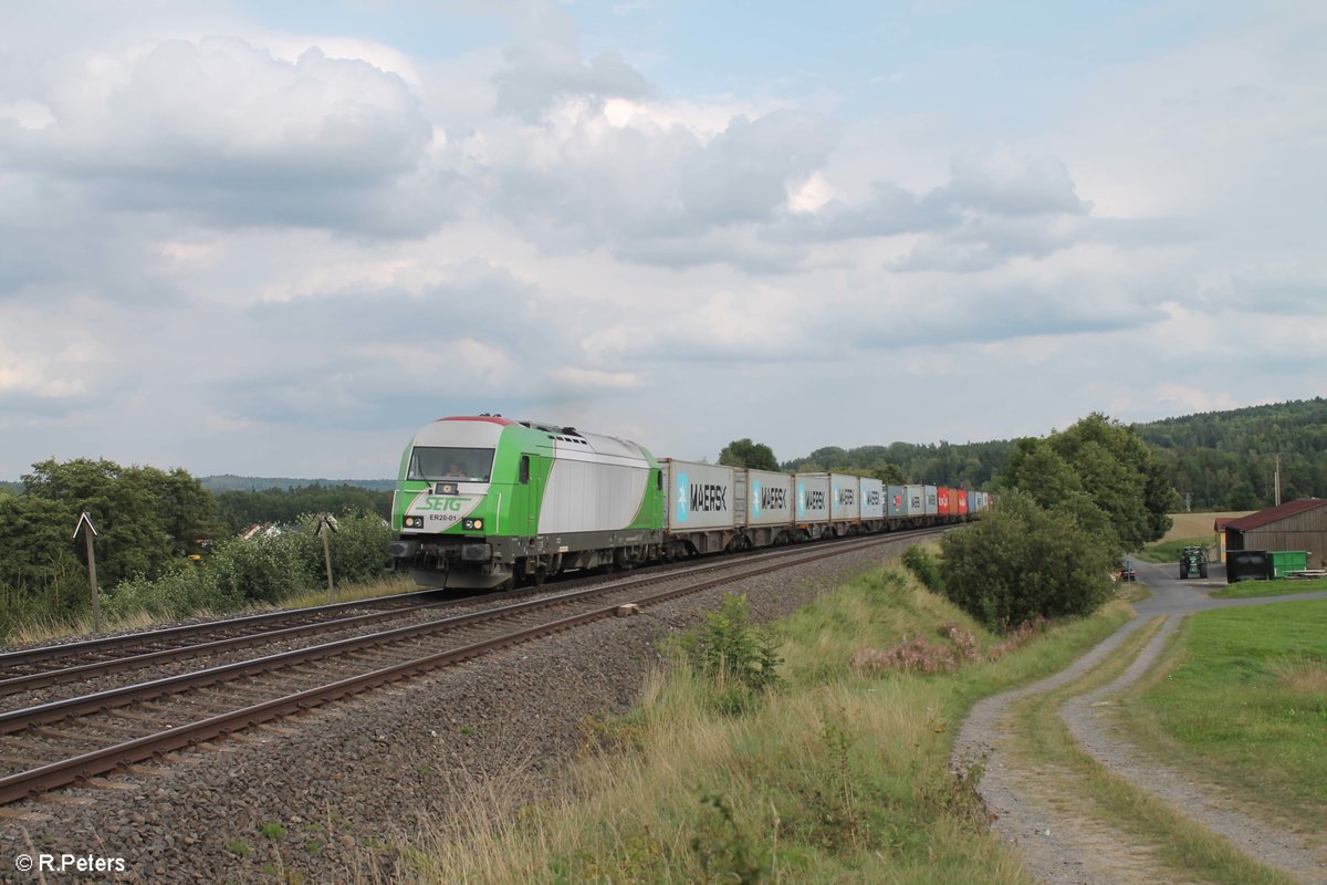 ER20-01 zieht bei Großschlattengrün den Wiesau Containerzug bis nach Hof. 25.08.17