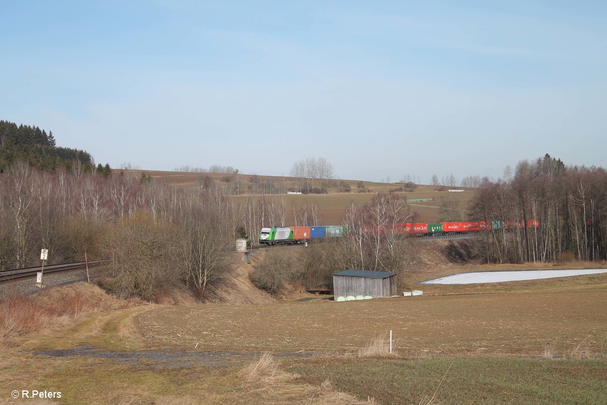 ER20-01 zieht den Containerzug Hamburg - Wiesau bei Lengenfeld. 25.02.17