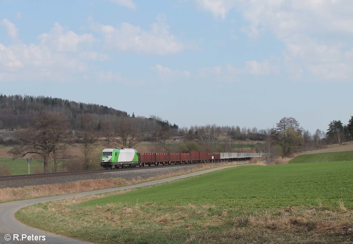 ER20-01 zieht den leeren Holzzug Wiesau - Cheb bei Lengenfeld. 01.04.17