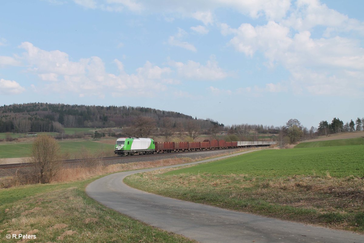 ER20-01 zieht den leeren Holzzug Wiesau - Cheb bei Lengenfeld. 01.04.17