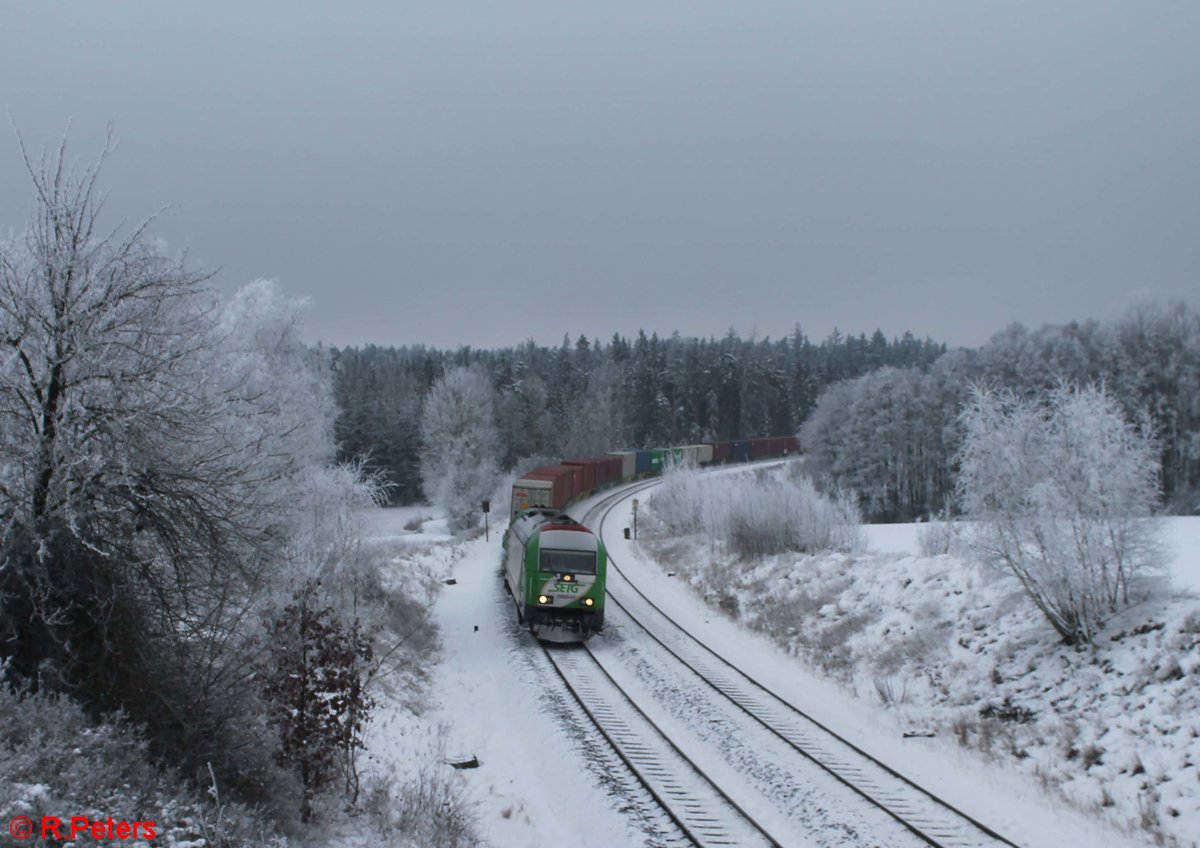 ER20-01 zieht den Wiesau Containerzug durch die Kurve bei Oberteich in Richtung Wiesau 11.01.21