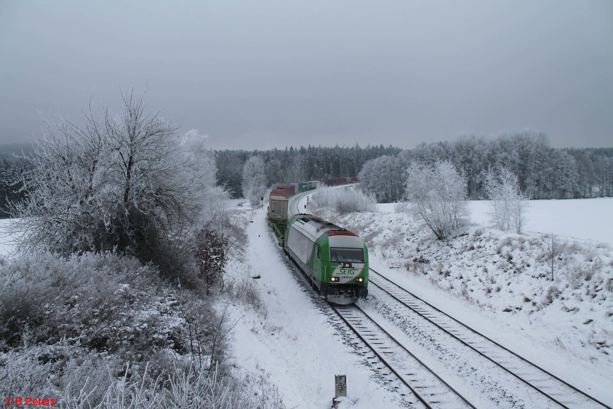 ER20-01 zieht den Wiesau Containerzug durch die Kurve bei Oberteich in Richtung Wiesau 11.01.21