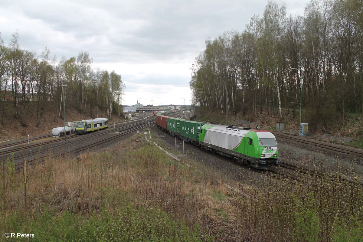 ER20-01 zieht den Wiesau Containerzug nach Hamburg durch Marktredwitz. 11.04.17