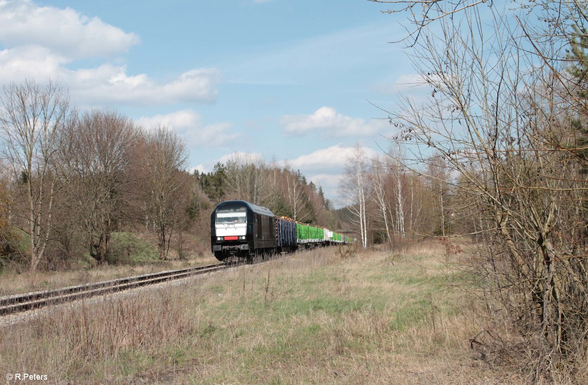 ER20-013 mit dem SETG Cheb - Regensburg Rundholzzug in Seuen. 25.04.21