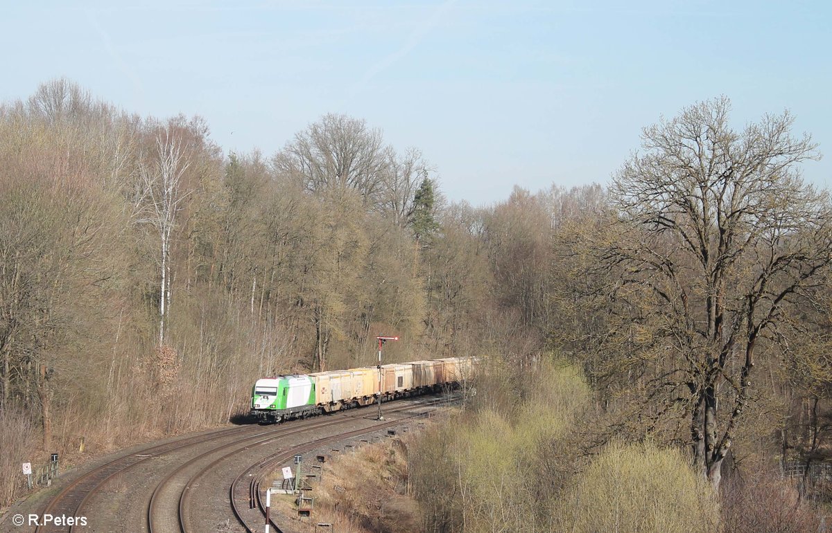 ER20-02 durchfährt Reuth bei Erbendorf mit dem Hackschnitzelzug aus Wiesau - Regensburg. 01.04.17