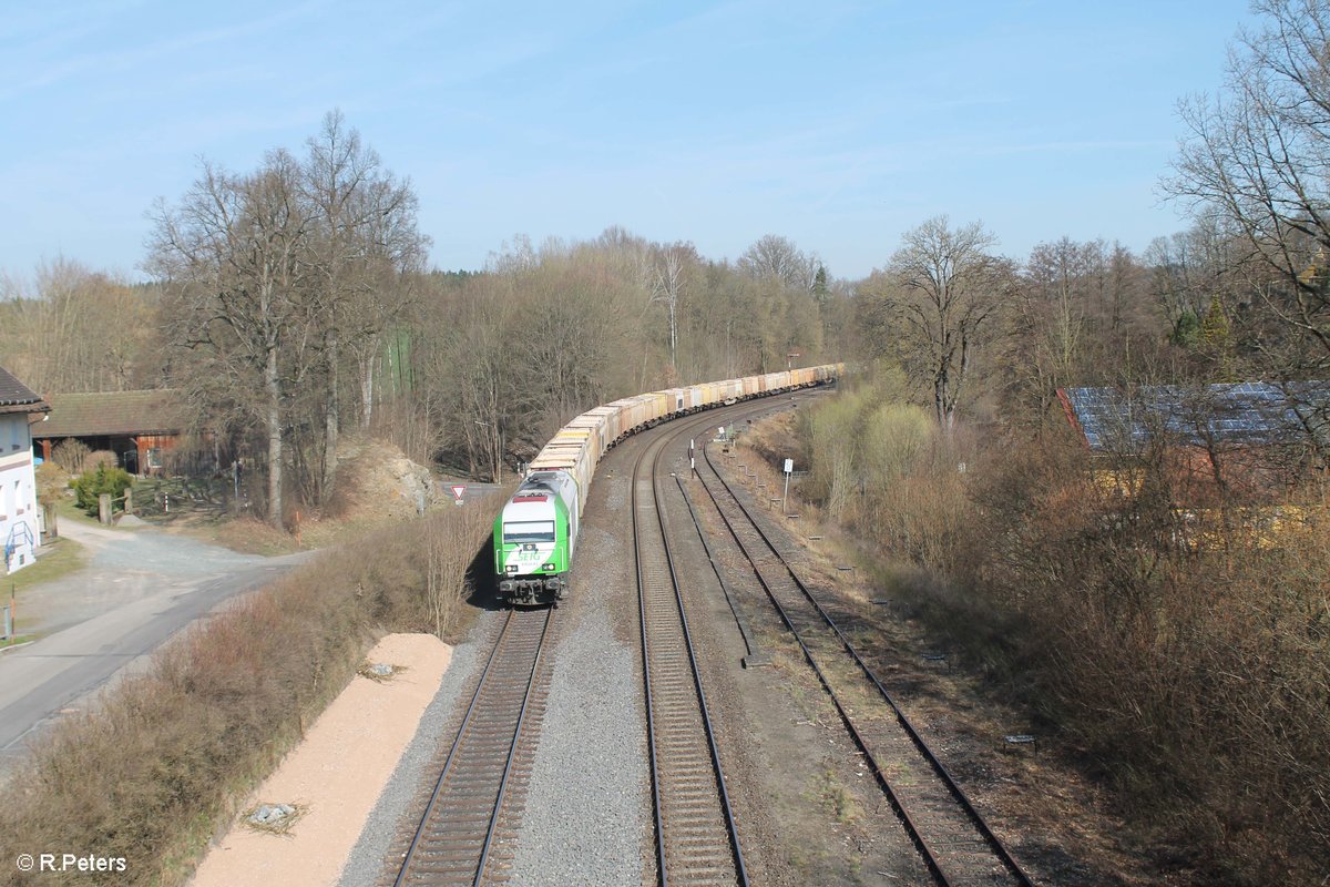 ER20-02 durchfährt Reuth bei Erbendorf mit dem Hackschnitzelzug aus Wiesau - Regensburg. 01.04.17