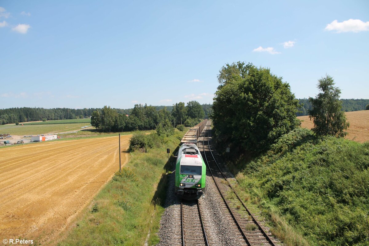 ER20-02 mit dem Hackschnitzelzug aus Wiesau in Richtung Regensburg bei Rechenlohe. 14.08.21