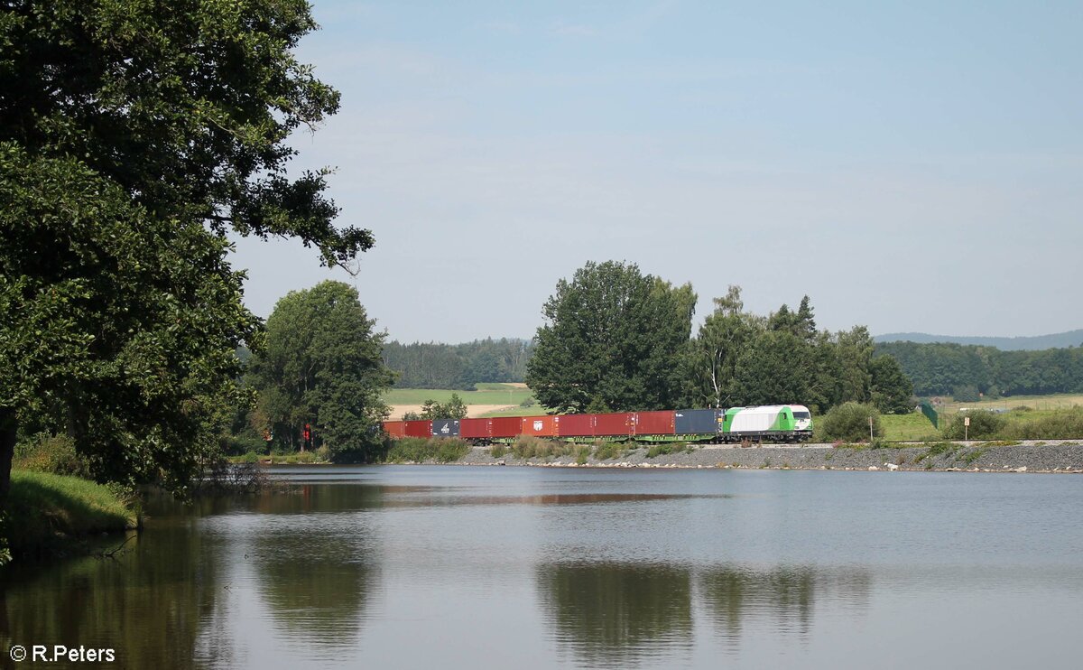 ER20-02 mit dem Hofer Containerzug am Rechenweiher gen Norden. 13.08.21