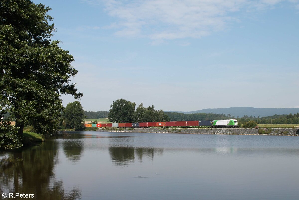 ER20-02 mit dem Hofer Containerzug am Rechenweiher gen Norden. 13.08.21