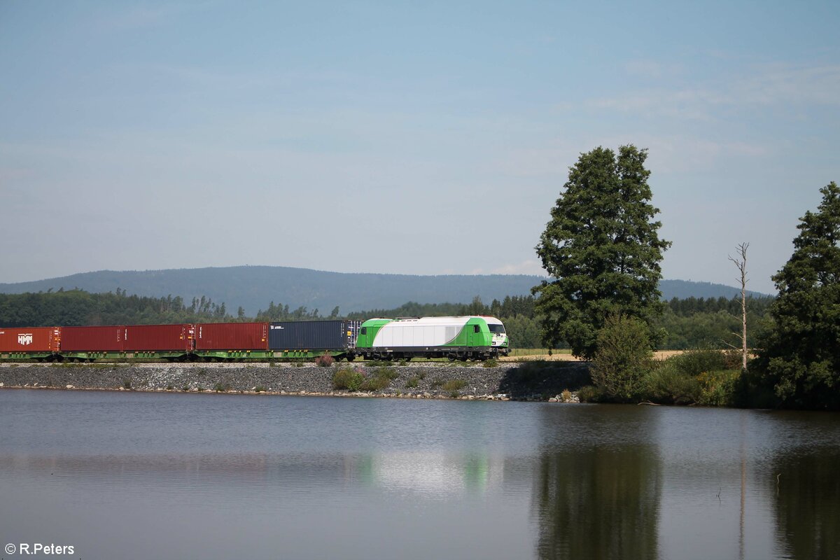 ER20-02 mit dem Hofer Containerzug am Rechenweiher gen Norden. 13.08.21