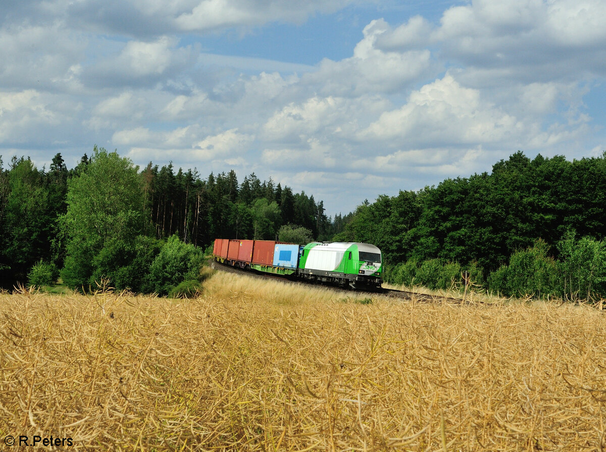 ER20 02 mit dem Wiesau Containerzug bei Oberteich. 12.07.23