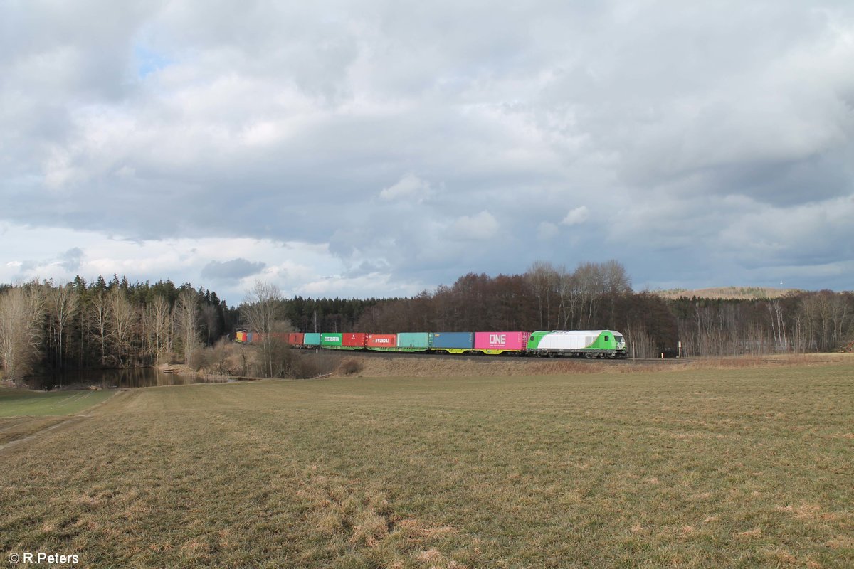 ER20- 02 zieht den Wiesau Containerzug bei Oberteich und erreicht in wenigen Minuten ihr Ziel 12.03.21