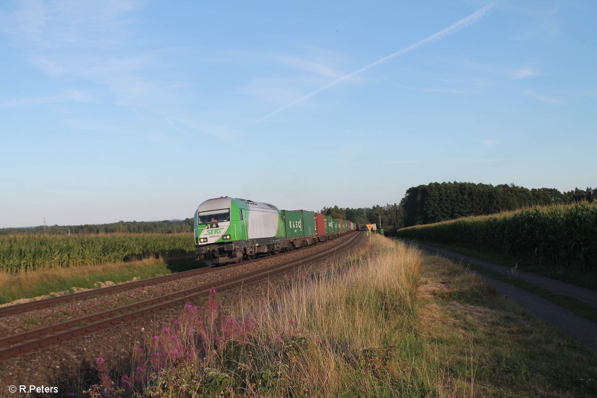 ER20-02 zieht den Wiesau Containerzug nach Hamburg bis nach Hof, hier bei Oberteich. 14.08.17