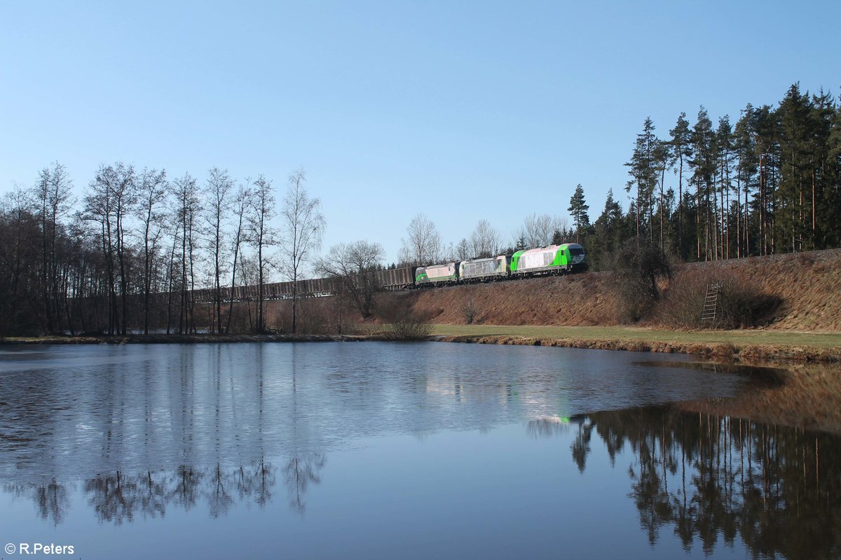 ER20 03 + 193 218  Ludwig van Beethoven  und 193 832 ziehen bei Oberteich mit dem DGS 69265 Wiesau - Niedergörne in Richtung Hof. 06.03.21