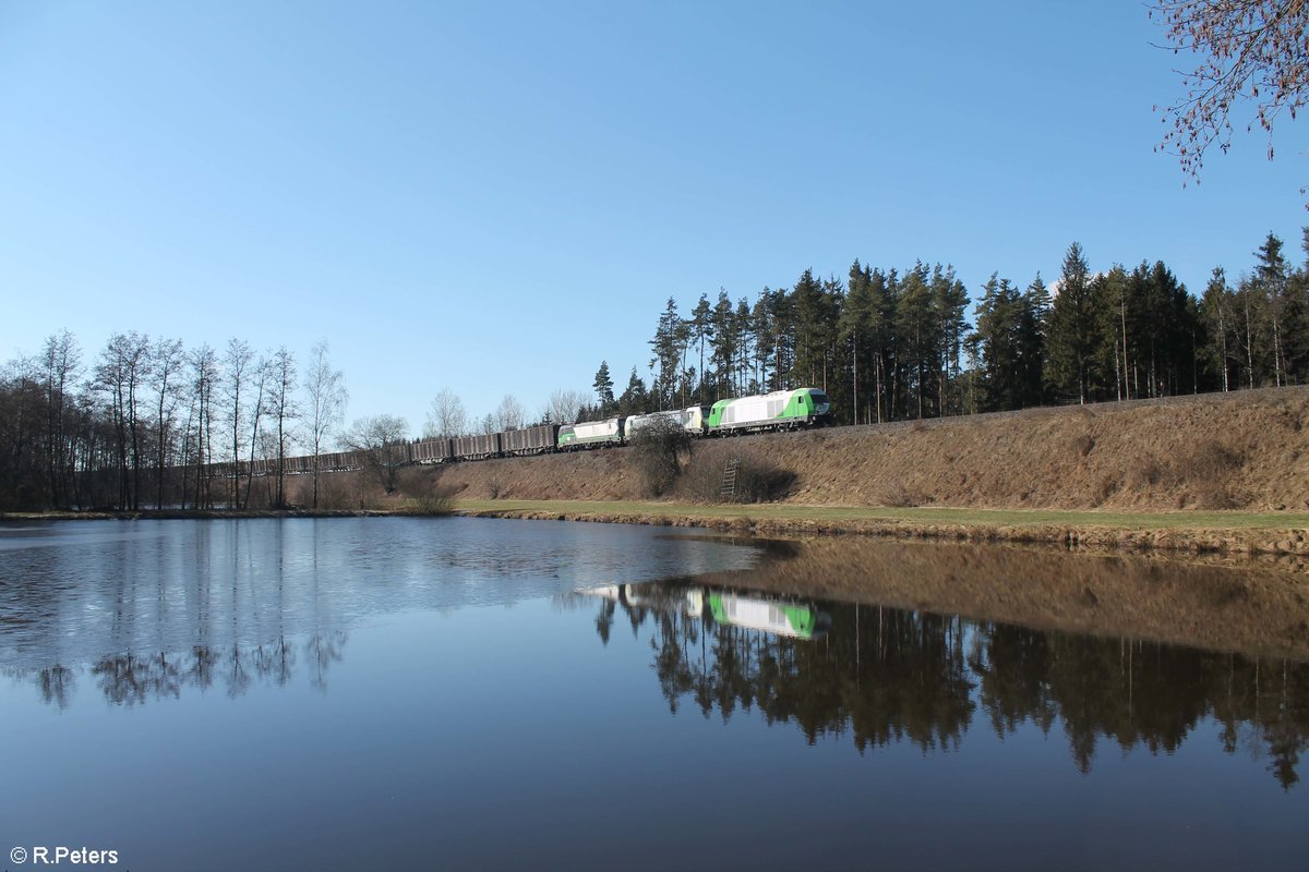 ER20 03 + 193 218  Ludwig van Beethoven  und 193 832 ziehen bei Oberteich mit dem DGS 69265 Wiesau - Niedergörne in Richtung Hof. 06.03.21