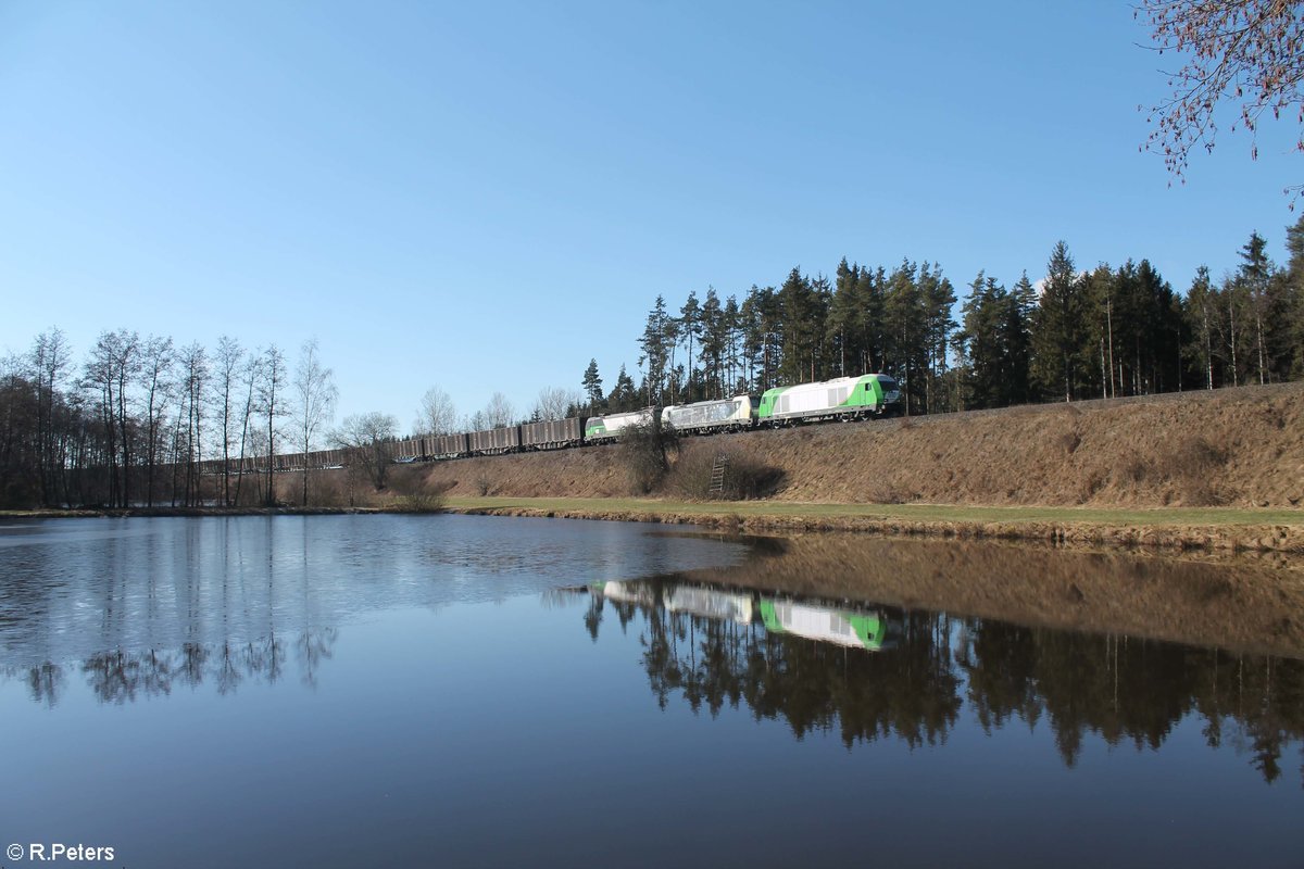 ER20 03 + 193 218  Ludwig van Beethoven  und 193 832 ziehen bei Oberteich mit dem DGS 69265 Wiesau - Niedergörne in Richtung Hof. 06.03.21