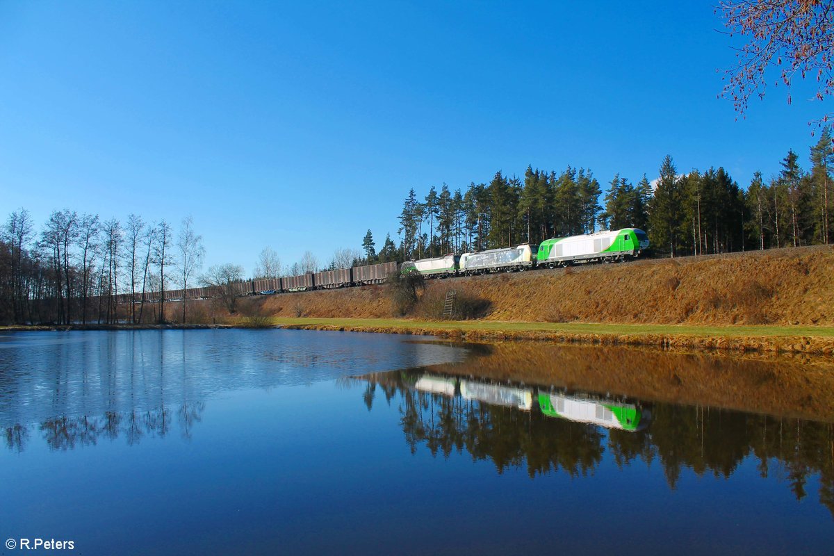 ER20 03 + 193 218  Ludwig van Beethoven  und 193 832 ziehen bei Oberteich mit dem DGS 69265 Wiesau - Niedergörne in Richtung Hof. 06.03.21