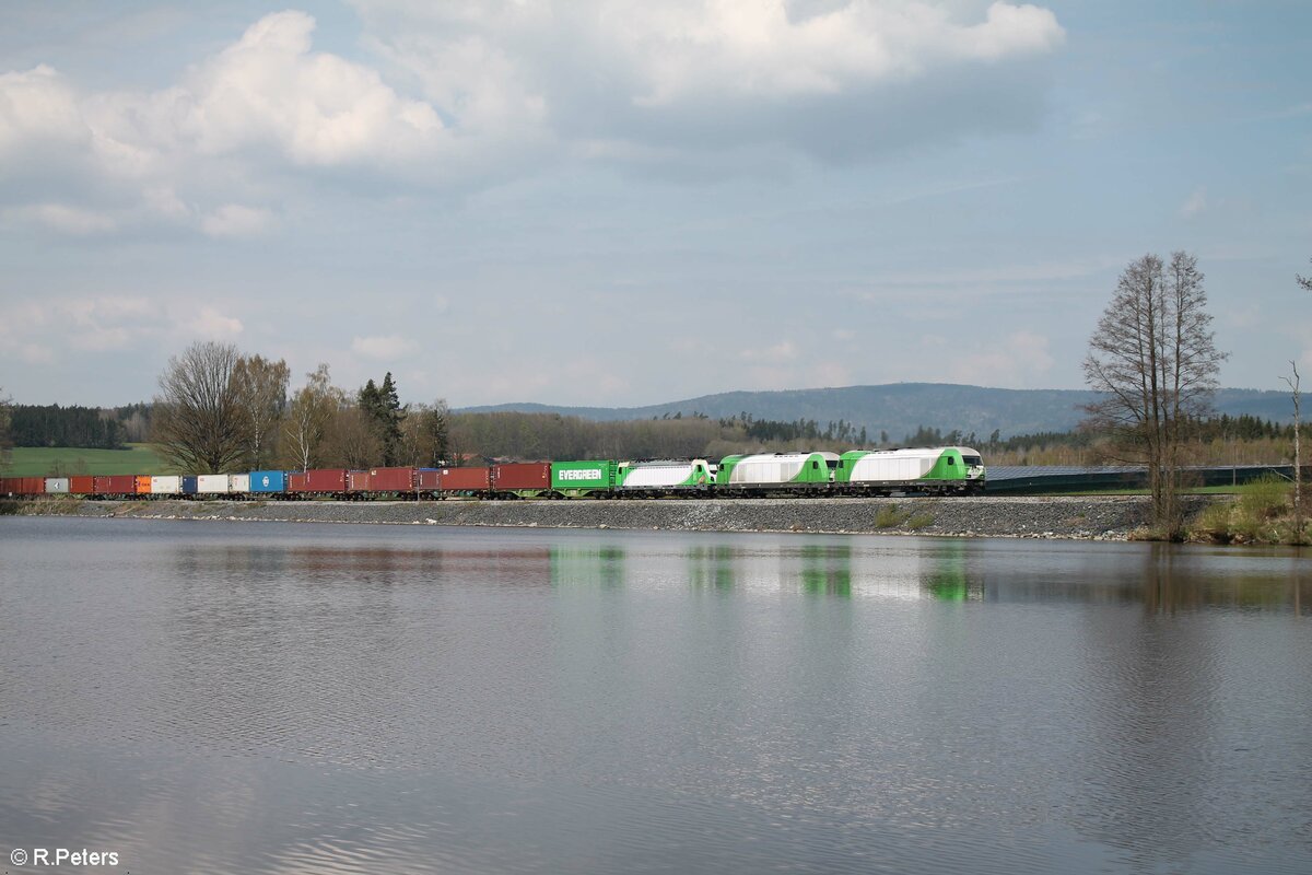 ER20 03 + ER20 02 + 487 001 mit dem Hofer Containerzug gen Norden am Rechenweiher.30.04.22