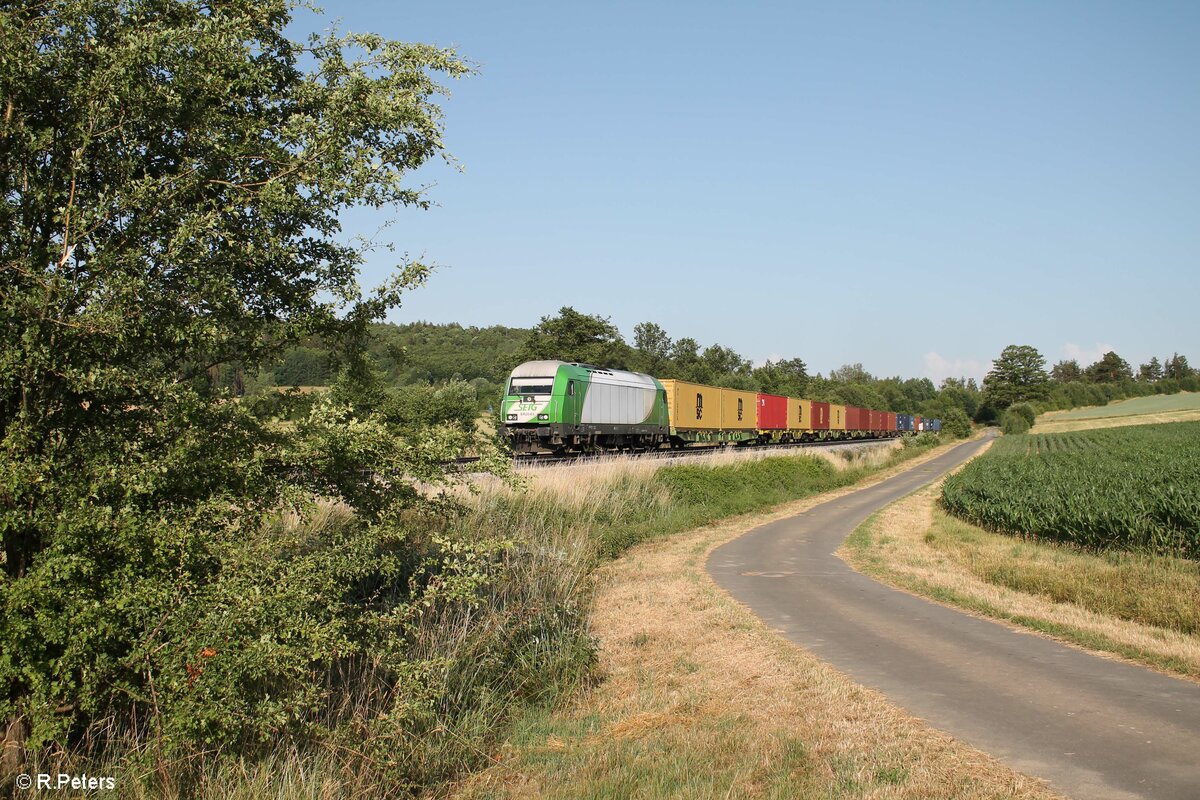 ER20-03 mit dem Wiesau Containerzug Richtung Norden bei Lengenfeld. 27.06.22