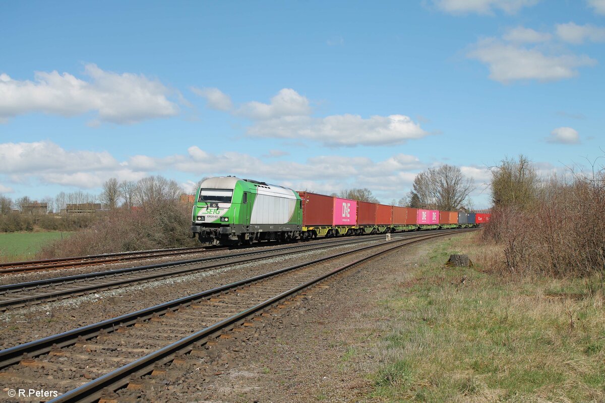 ER20 03 mit dem Wiesauer Containerzug aus Hamburg bei der Einfahrt in Wiesau/oberpfalz. 03.04.23