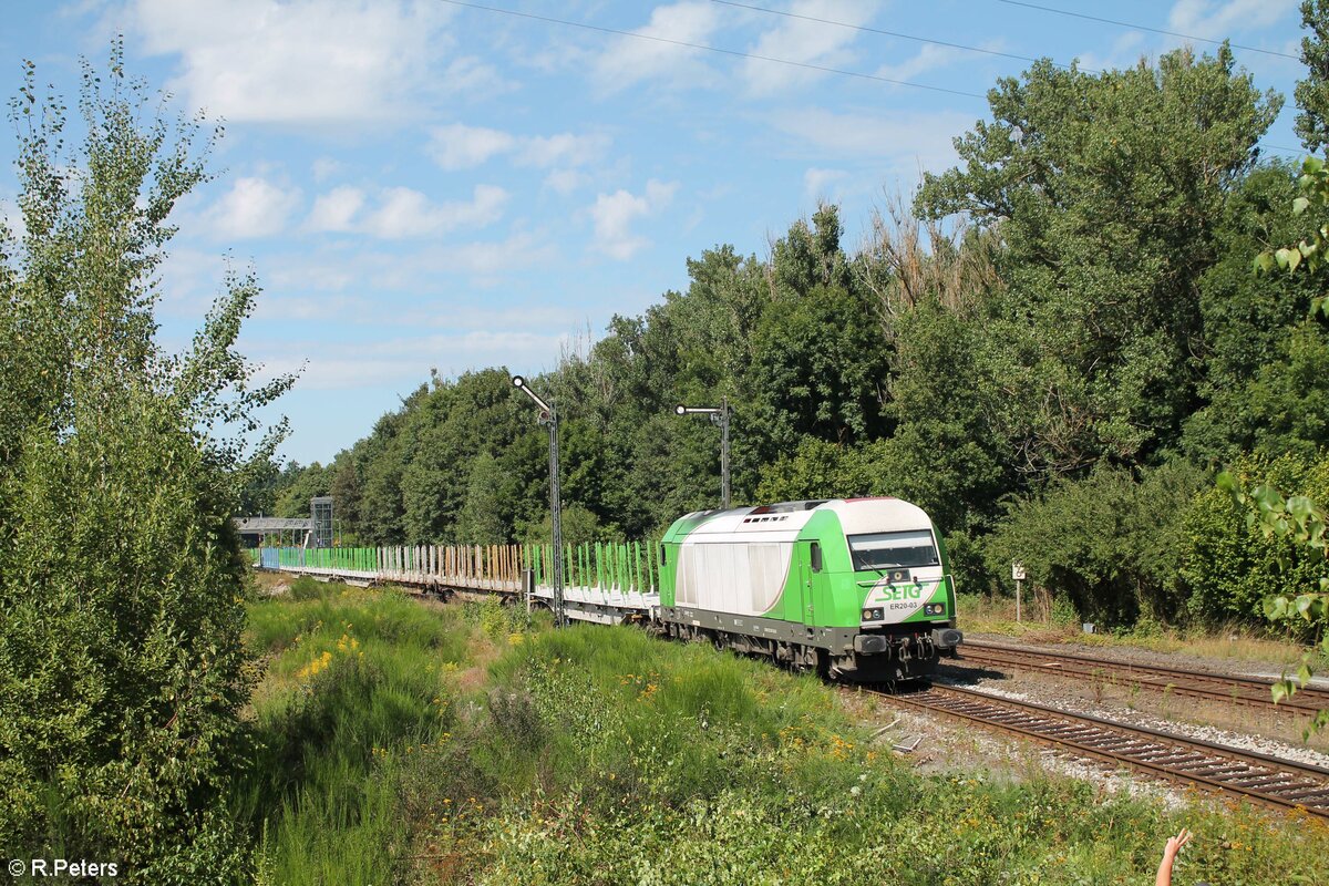 ER20-03 mit einem Leeren Holztransportzug aus Wiesau in Richtung Regensburg in Reuth bei Erbendorf. 14.08.21