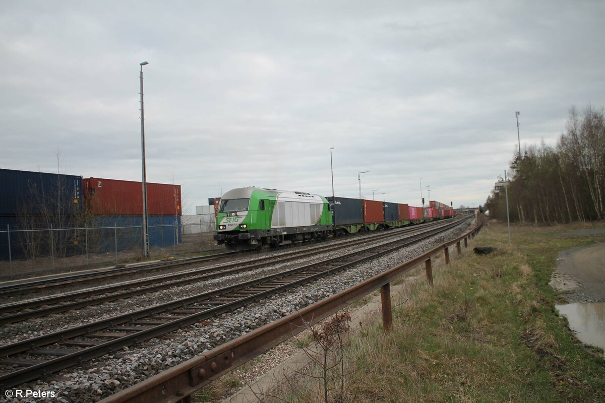 ER20-03 verlässt Wiesau/Oberpfalz mit dem Containerzug nach Hamburg. 29.03.23