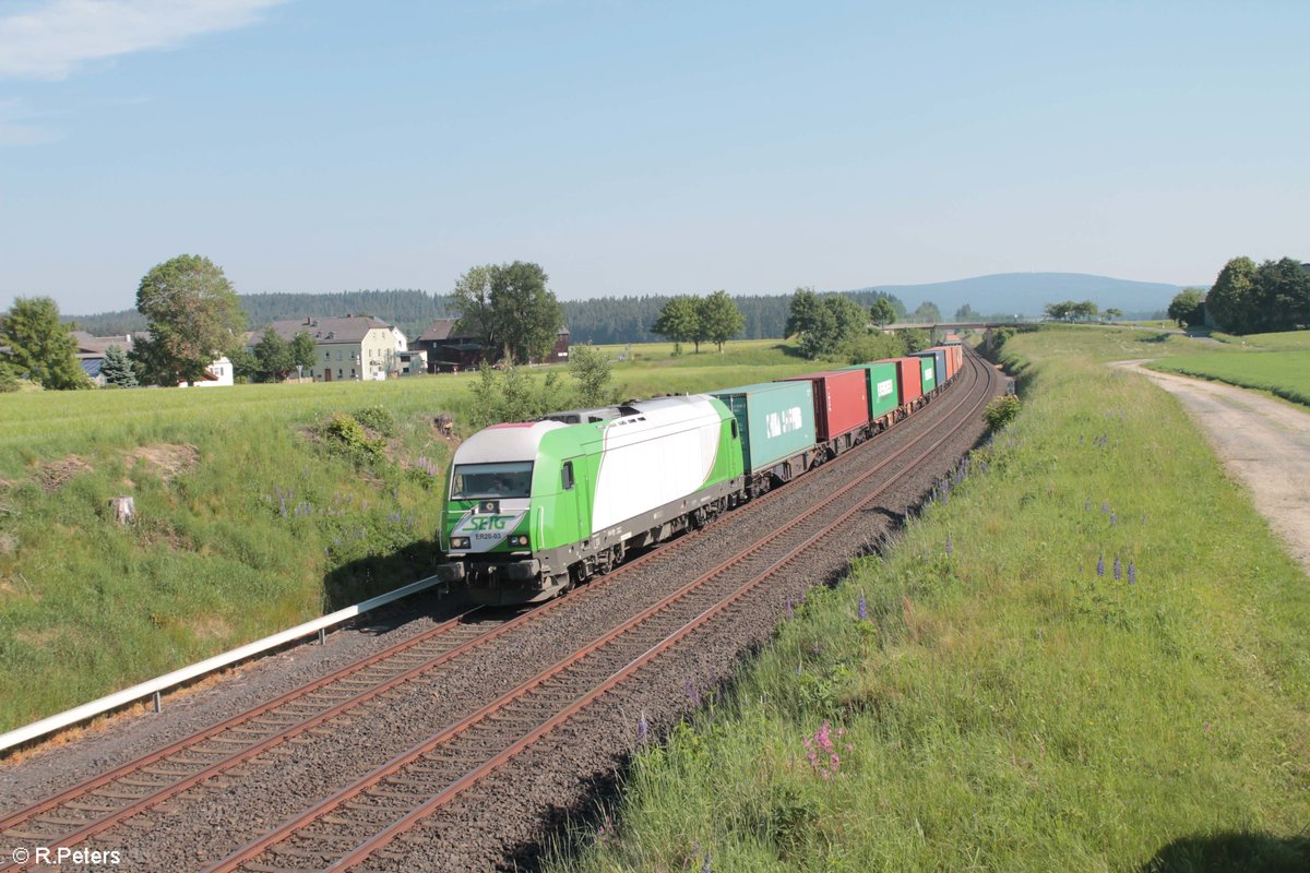 Er20-03 zieht den Wiesaucontainerzug bei Neudes in Richtung Süden. 26.05.18