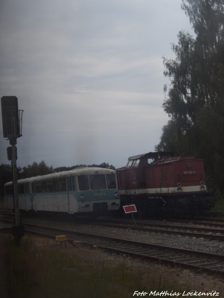 Erdgas Ferkeltaxe 772 201 mit 972 201 und 201 792-9 abgestellt im Bahnhof Zinnowitz am 25.7.14